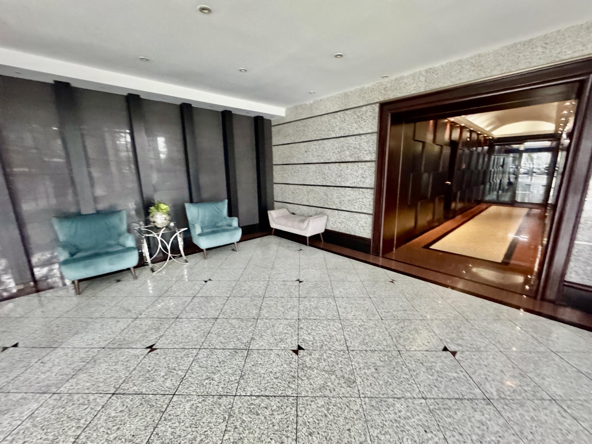 Apartamento Amoblado de 3 Recámaras con Vista al Mar | PH Los Delfines