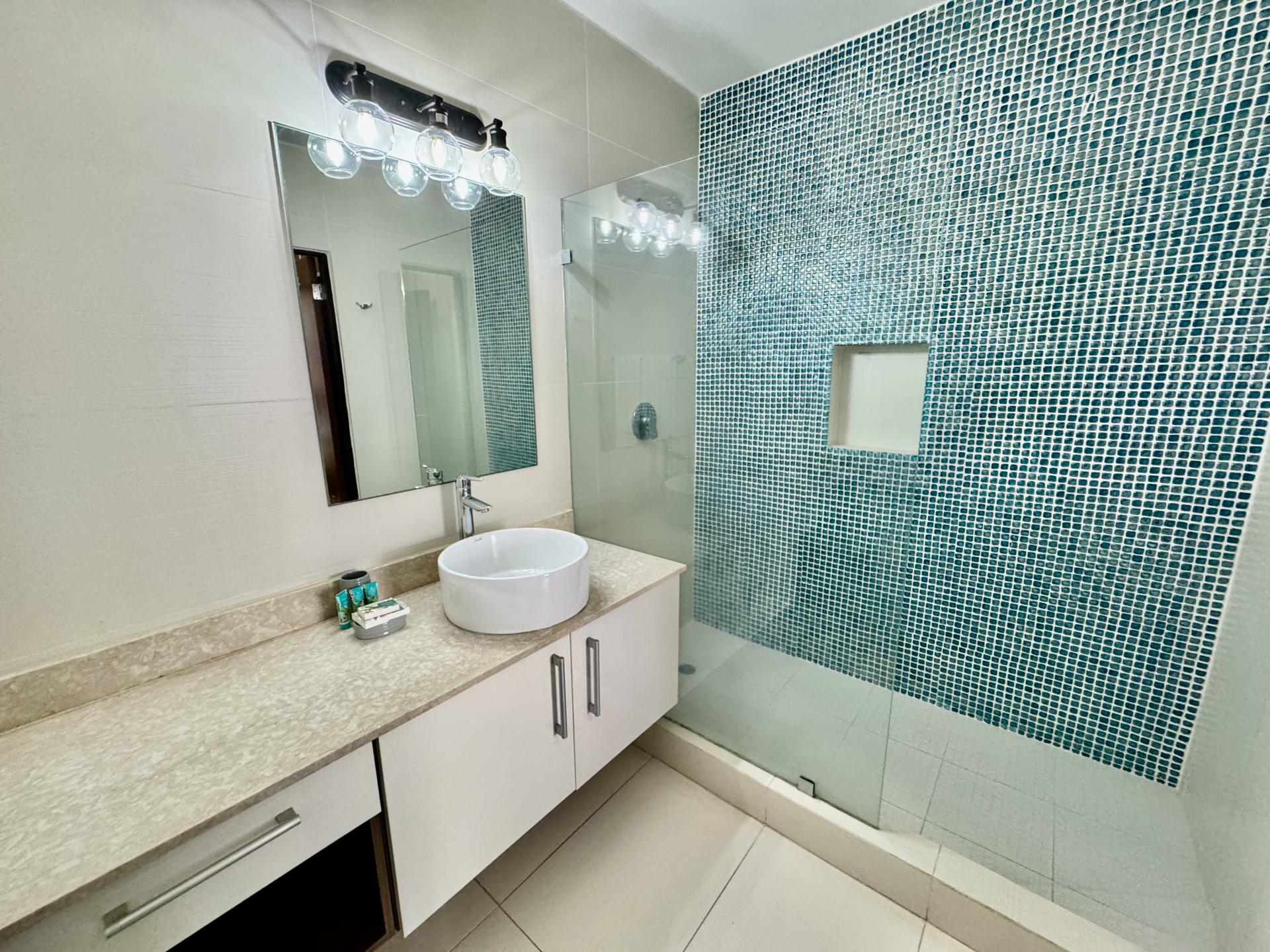 Apartamento Amoblado de 3 Recámaras con Vista al Mar | PH Los Delfines