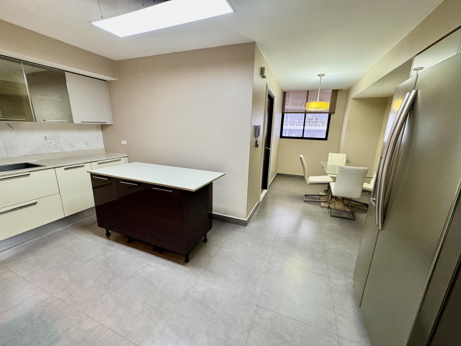 Apartamento Amoblado de 3 Recámaras con Vista al Mar | PH Los Delfines