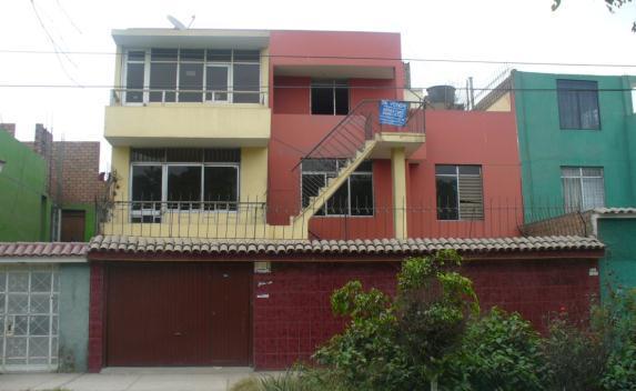 LIMA, LOS OLIVOS 3 STOREY HOUSE  WITH ROOFTOP TERRACE
