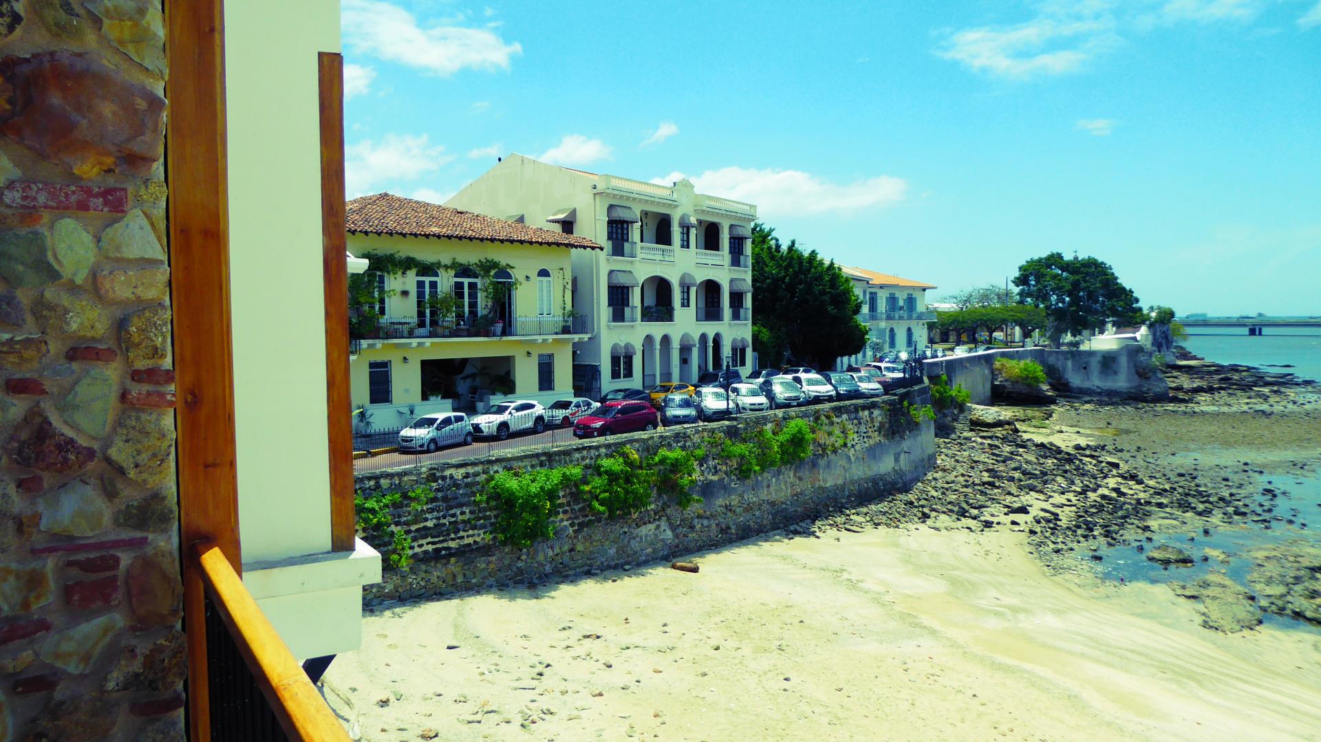 PANAMA CASCO ANTIGUO OCEANFRONT APARTMENT