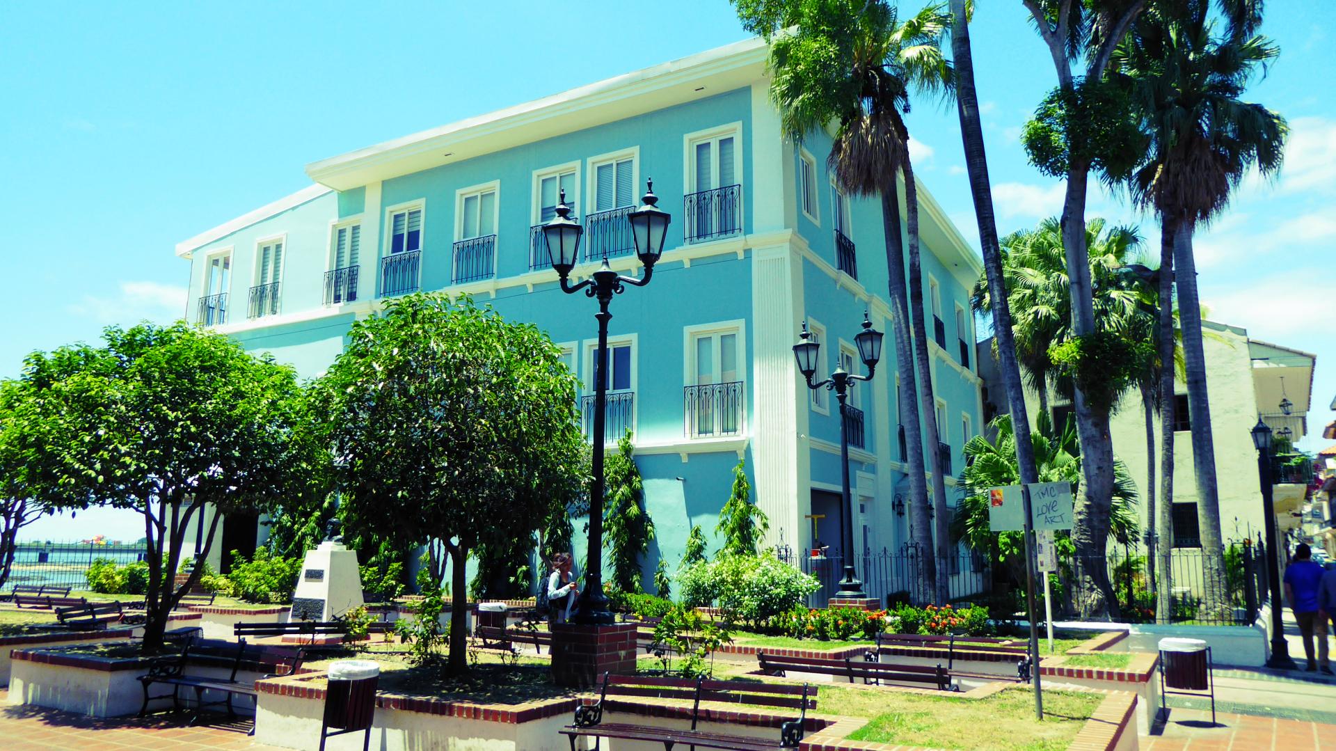 PANAMA CASCO ANTIGUO OCEANFRONT APARTMENT