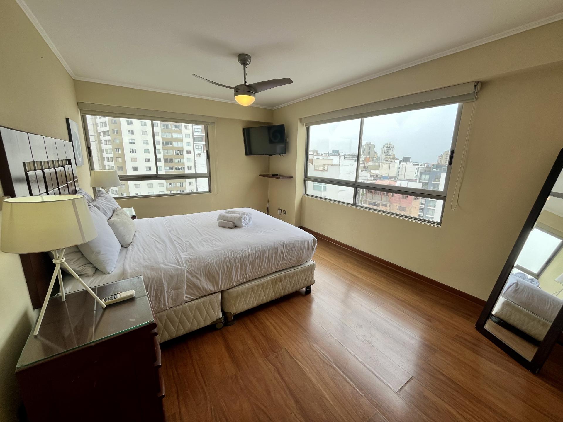 LIMA MIRAFLORES APARTAMENTO 4 HAB VISTA CIUDAD Y PARCIAL AL MAR