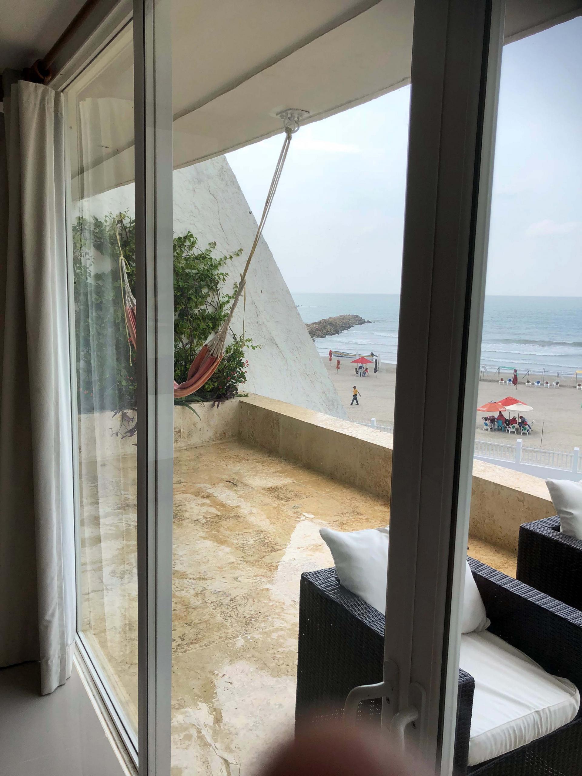 CARTAGENA - El Laguito – Impresionante apartamento frente a la playa, hermosamente renovado