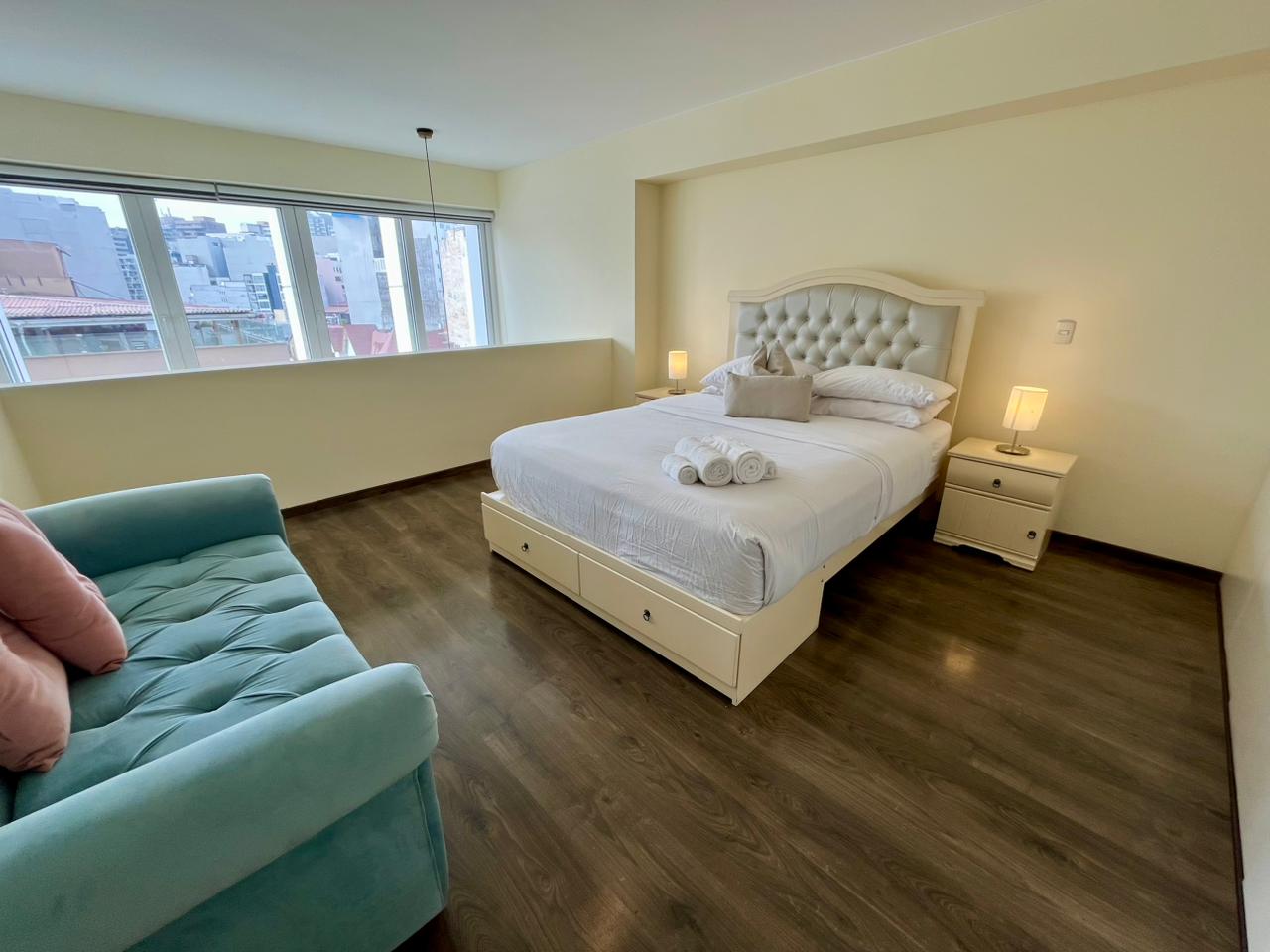 EXELENTE DUPLEX DE 1 HABITACION EN MIRAFLORES Y VENTANAS ANTIRUIDO