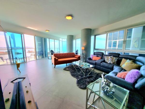 Yacht Club apartment with marina views on Avenida Balboa