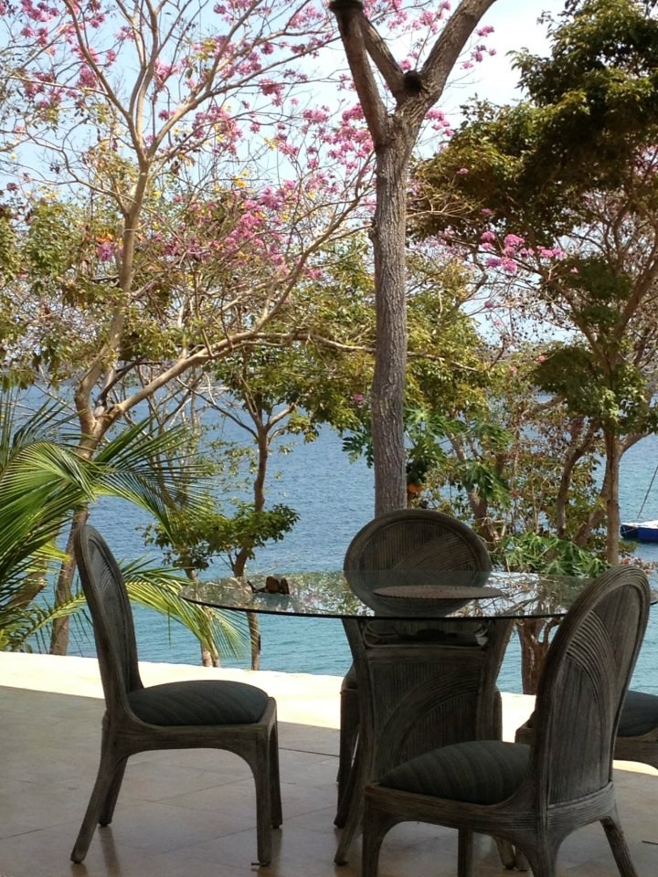 PANAMA ISLA SABOGA CASA DE PLAYA FRENTE AL MAR VILLA LAS OLAS EN VENTA