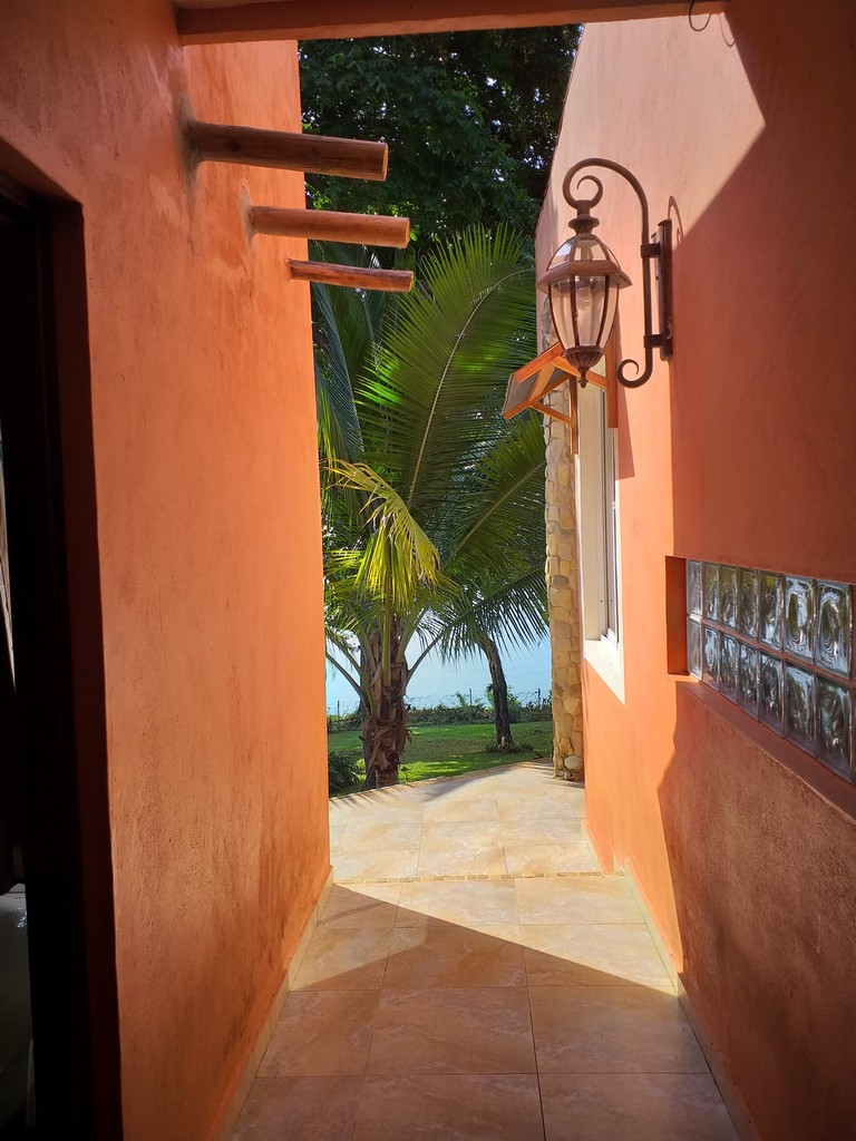 PANAMA ISLA SABOGA CASA DE PLAYA FRENTE AL MAR VILLA LAS OLAS EN VENTA
