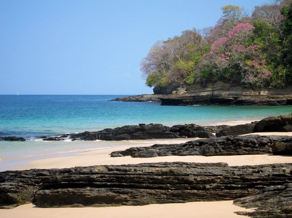 PANAMA ISLA SABOGA CASA DE PLAYA FRENTE AL MAR VILLA LAS OLAS EN VENTA