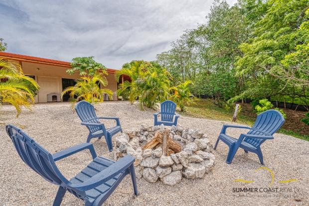 Beautiful 3 bedroom, 2 bath home with 1 hectare lot! Short distance to Playa Negra