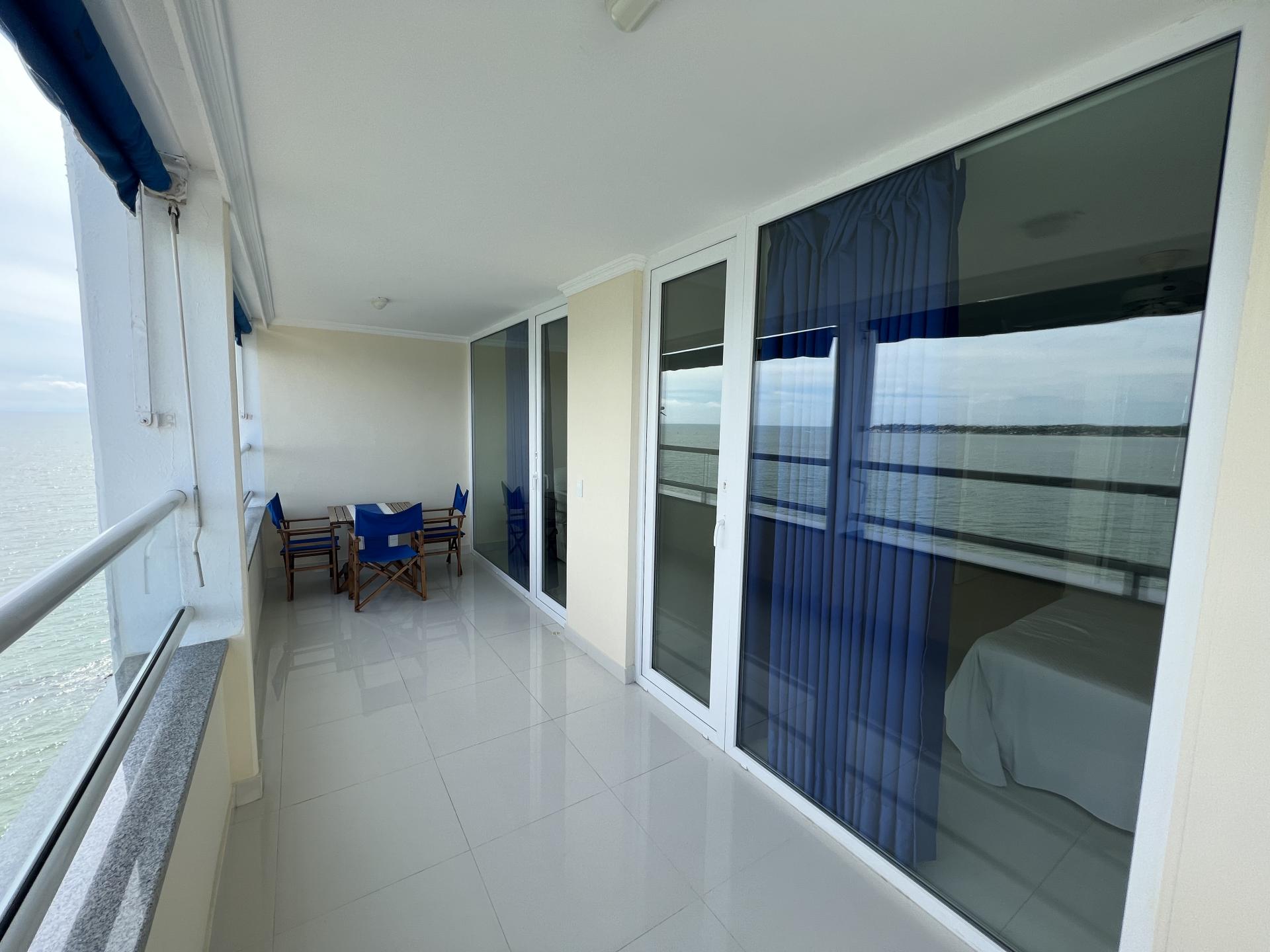 CARTAGENA –El Laguito–Edificio Marinare Impeccably  renovated oceanfront 2 bedroom