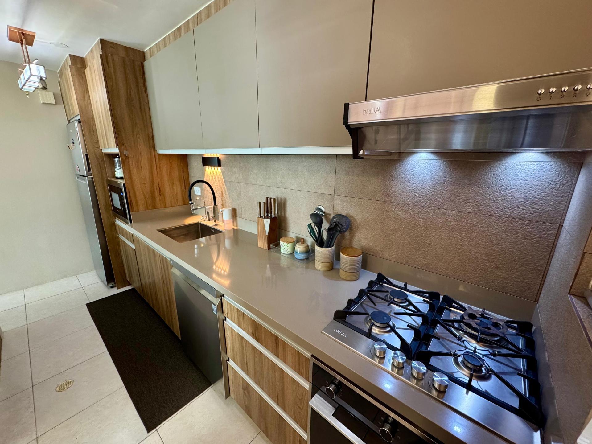 ELEGANTE APARTAMENTO AMOBLADO EN PH TERRAMAR VÍA ISRAEL