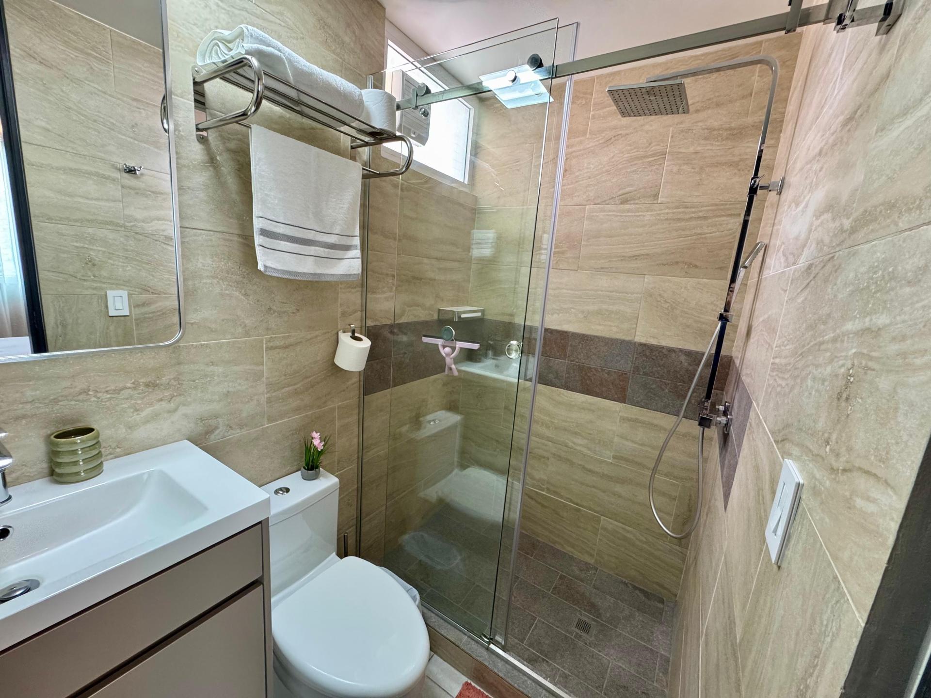 ELEGANTE APARTAMENTO AMOBLADO EN PH TERRAMAR VÍA ISRAEL