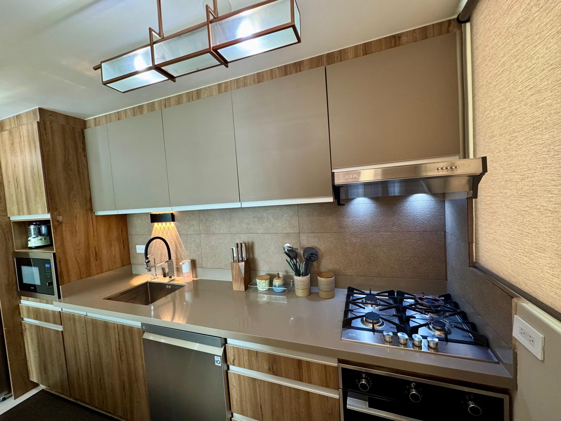 ELEGANTE APARTAMENTO AMOBLADO EN PH TERRAMAR VÍA ISRAEL