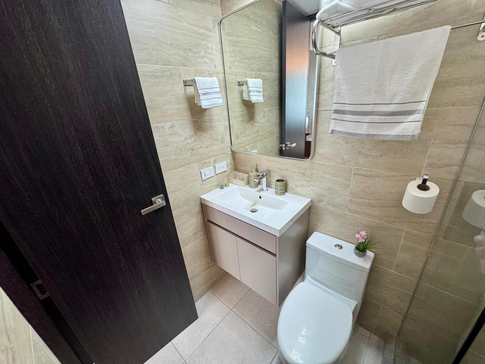 ELEGANTE APARTAMENTO AMOBLADO EN PH TERRAMAR VÍA ISRAEL
