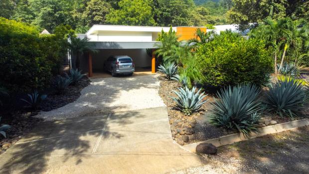 Casa Brillante, Luxury 3-bed home located in gated community less than 5 minutes away from the beach