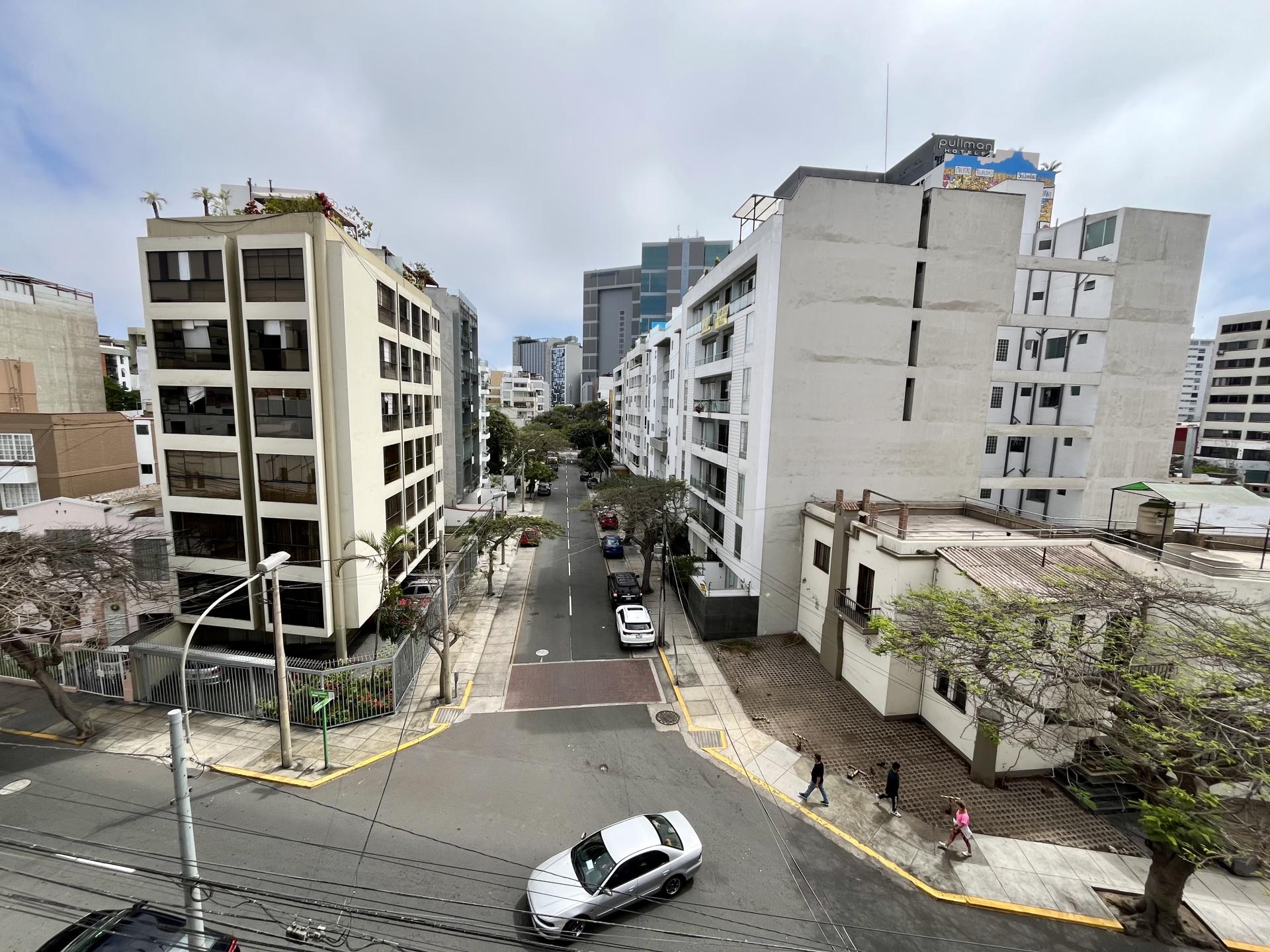 MIRAFLORES 3BED 2BATH APARTMENT NEAR LARCOMAR WITH BALCONY