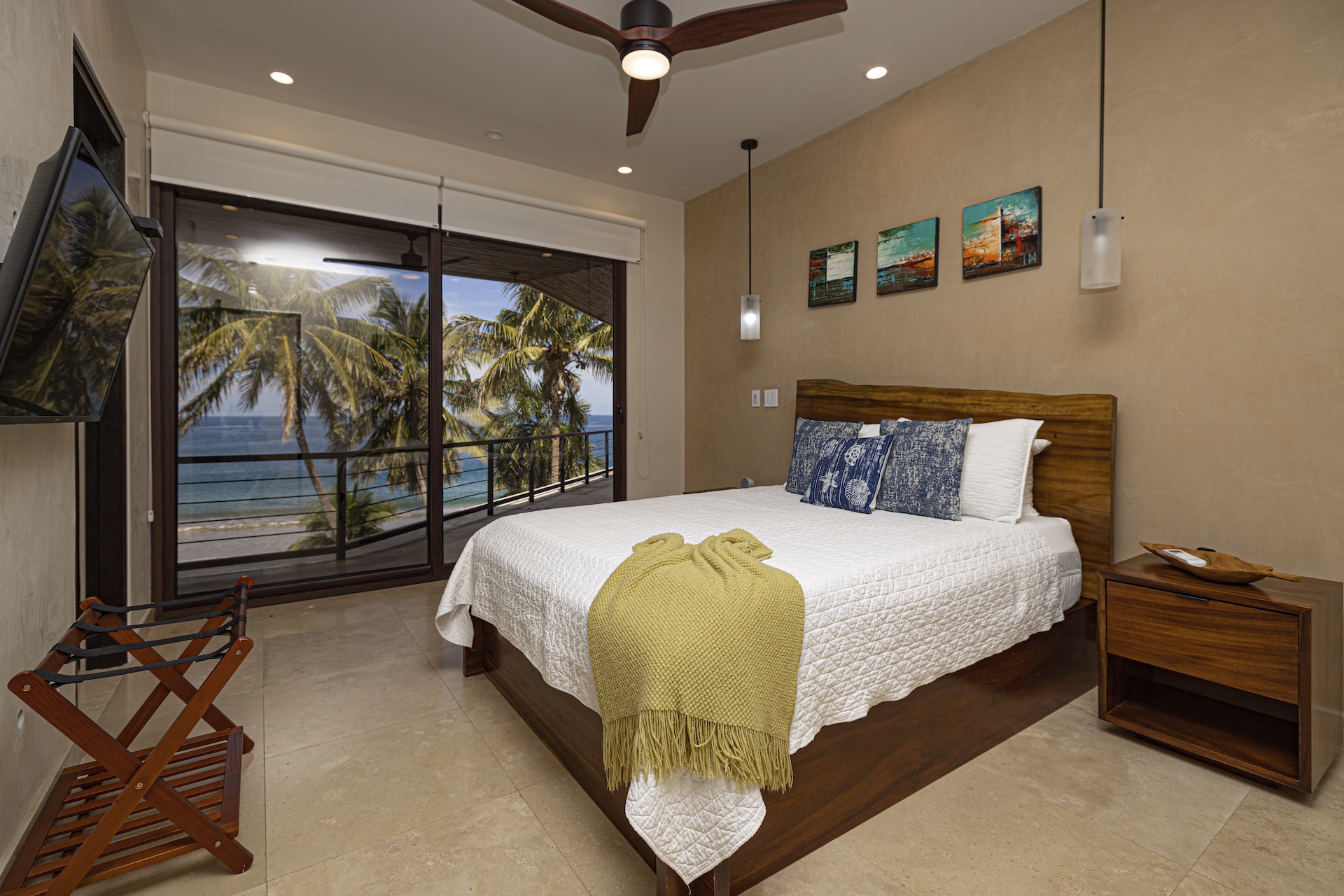 Casa Nautilus, 4 bedroom beachfront home in Playa Flamingo