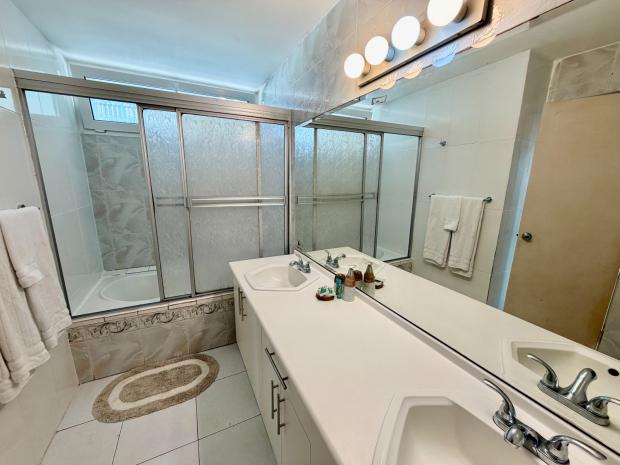 Appartement de 3 Chambres avec Vue sur la Baie à Louer PH La Ensenada
