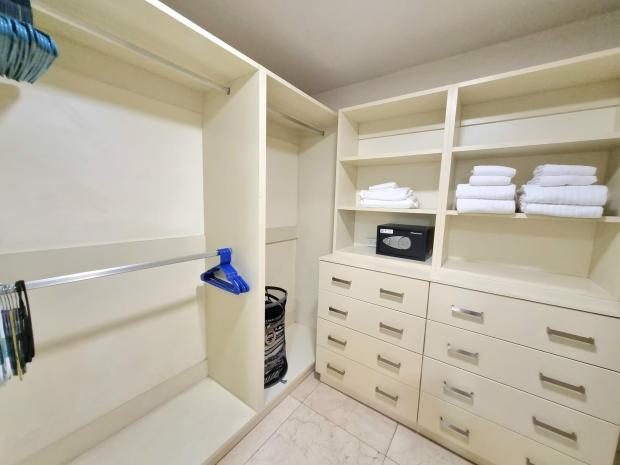 AV. BALBOA, OCEAN FRONT, LARGE AND BRIGHT, 2 BDR, VILLA DEL MAR