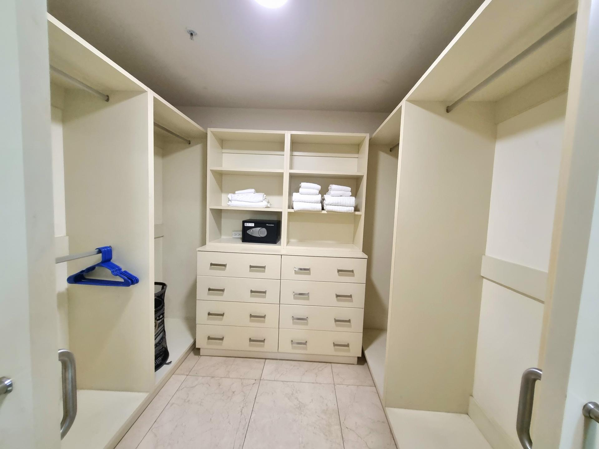 AV. BALBOA, OCEAN FRONT, LARGE AND BRIGHT, 2 BDR, VILLA DEL MAR