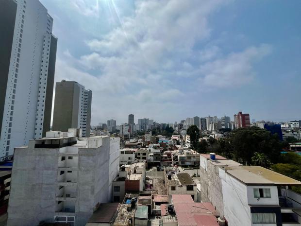 GRAND APPARTEMENT AVEC 3 CHAMBRES ET 2 SALLES DE BAINS À SURQUILLO, LIMA, PÉROU À VENDRE