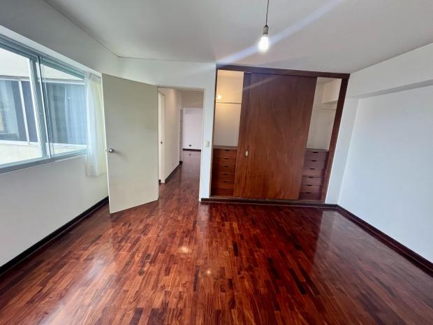 ESPACIOSO APARTAMENTO SIN AMOBLAR EN MIRAFLORES CON 2 HAB 2 BAÑOS PISO ALTO