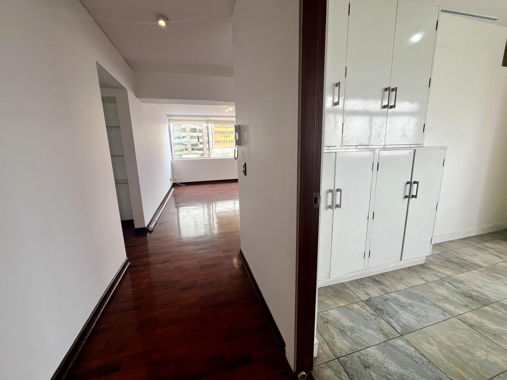 ESPACIOSO APARTAMENTO SIN AMOBLAR EN MIRAFLORES CON 2 HAB 2 BAÑOS PISO ALTO