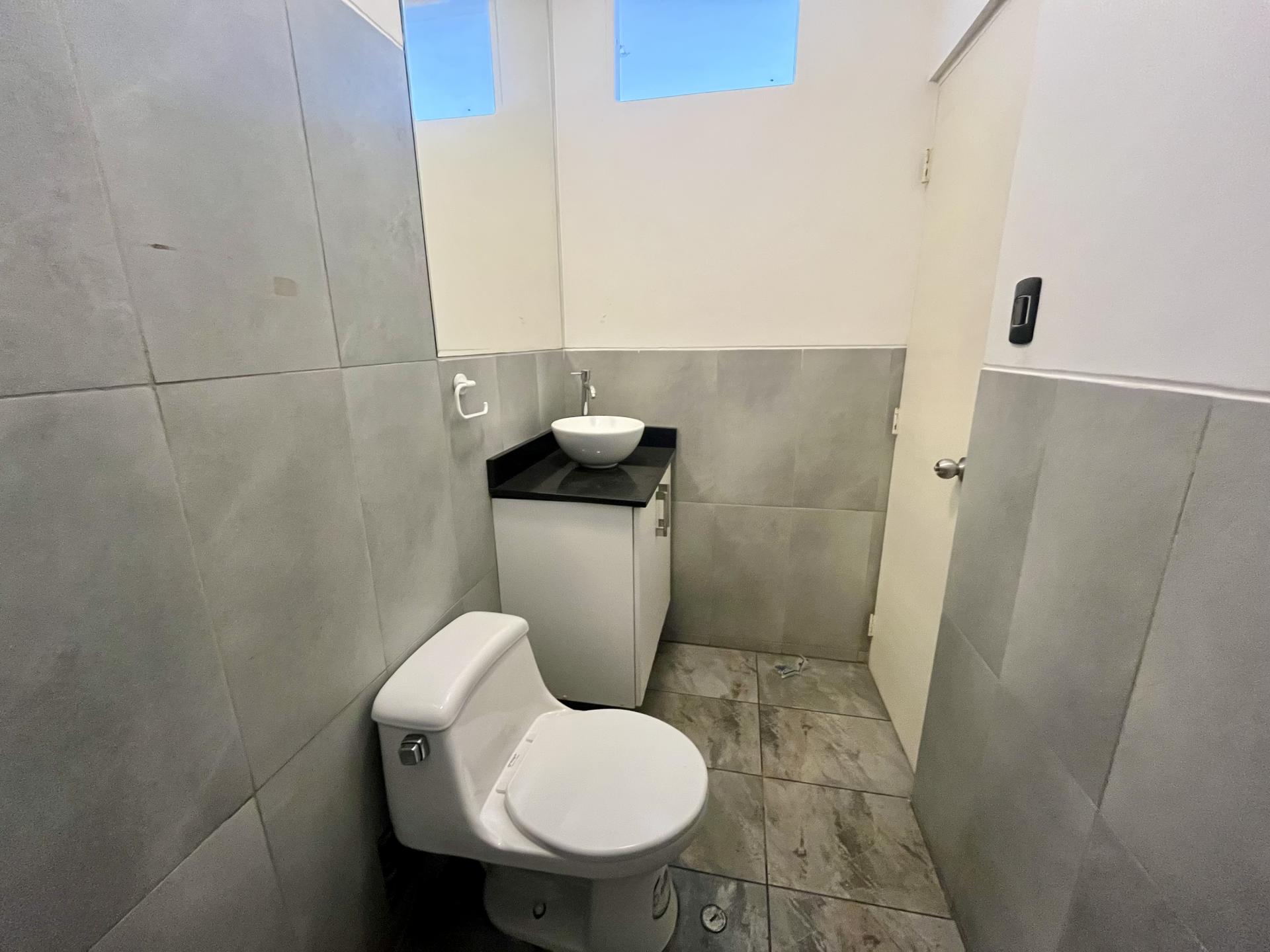 ESPACIOSO APARTAMENTO SIN AMOBLAR EN MIRAFLORES CON 2 HAB 2 BAÑOS PISO ALTO