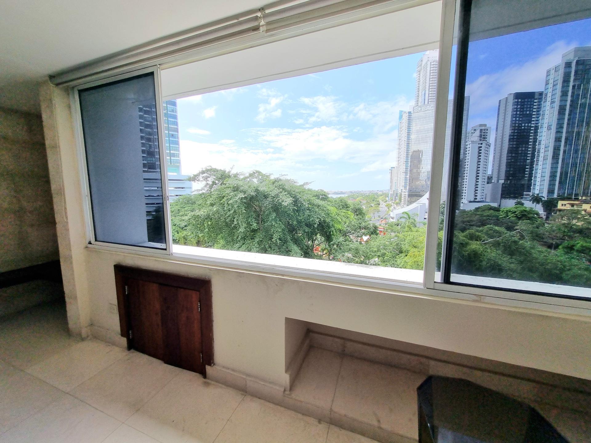 Vista del Este, in front of Urraca Park, 2 BDR, spacious and bright.