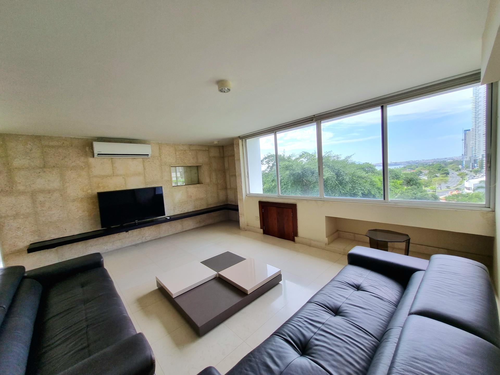 Vista del Este, in front of Urraca Park, 2 BDR, spacious and bright.