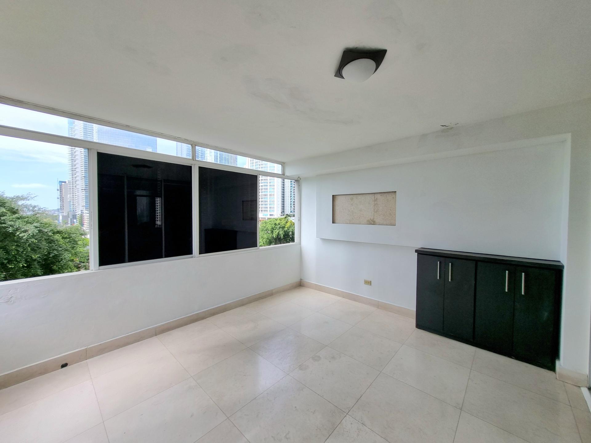 Vista del Este, in front of Urraca Park, 2 BDR, spacious and bright.