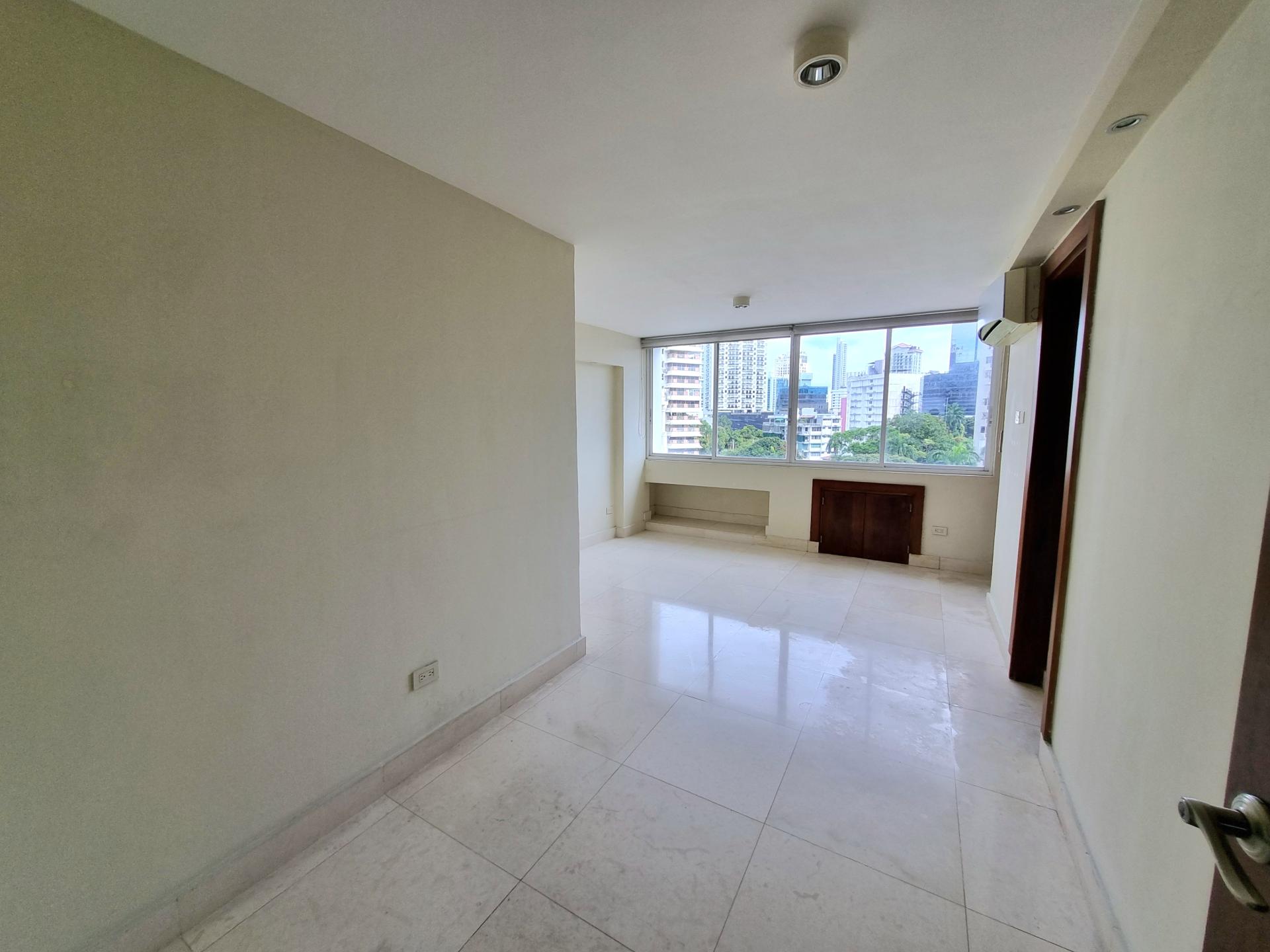 Vista del Este, in front of Urraca Park, 2 BDR, spacious and bright.