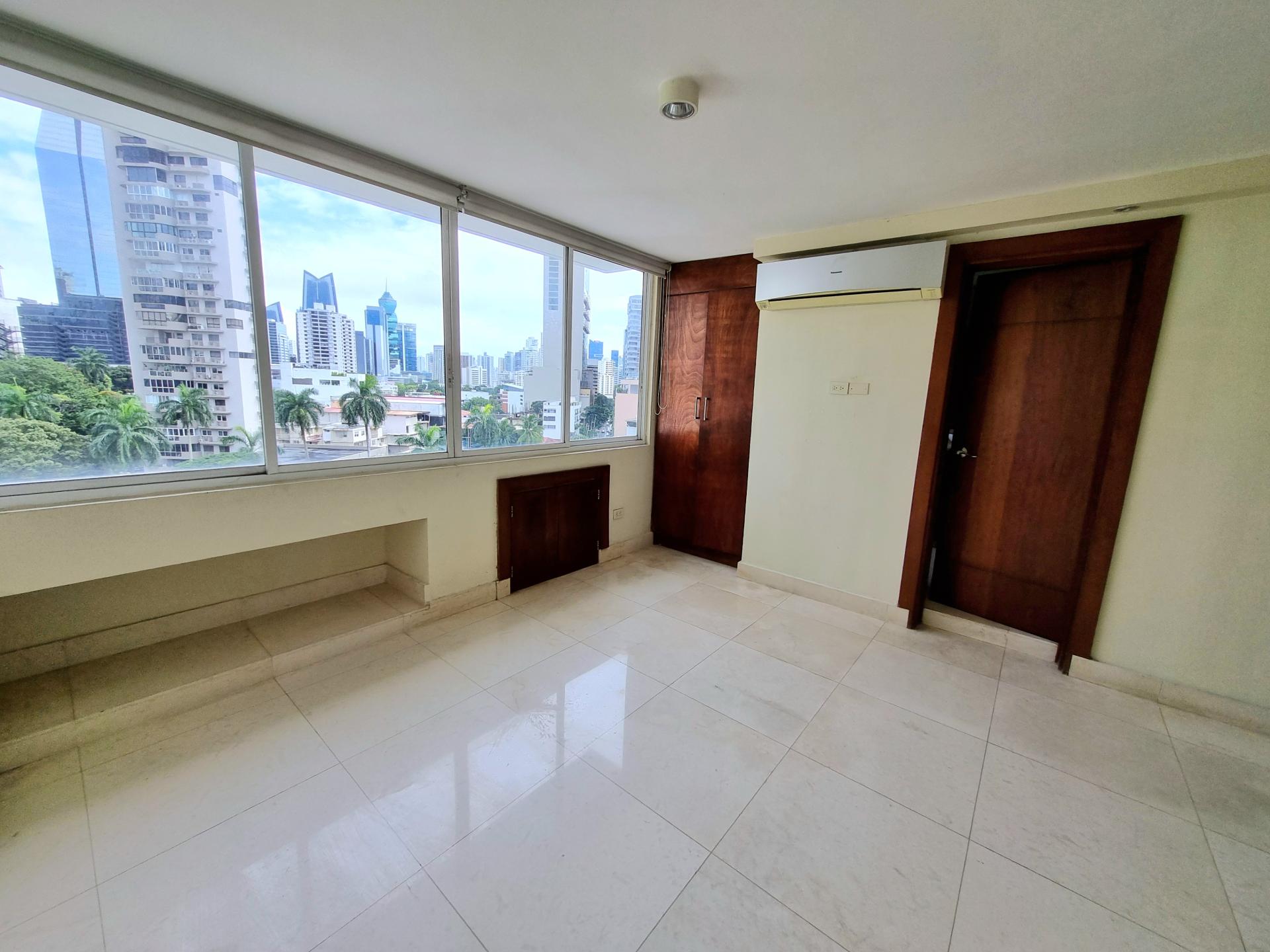 Vista del Este, in front of Urraca Park, 2 BDR, spacious and bright.