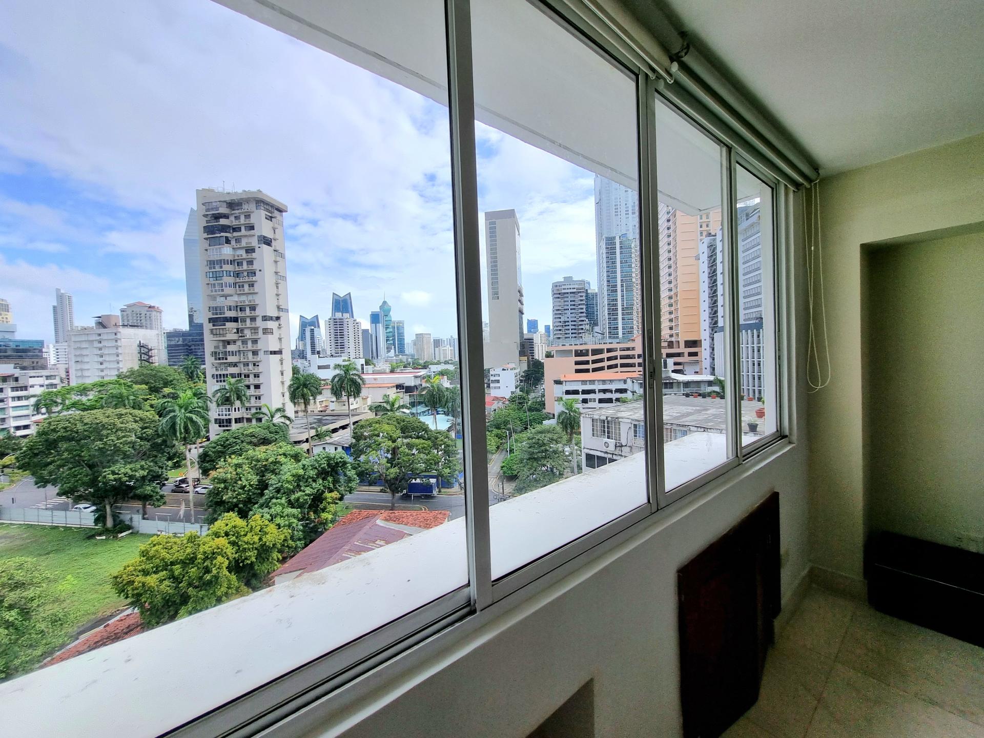 Vista del Este, in front of Urraca Park, 2 BDR, spacious and bright.