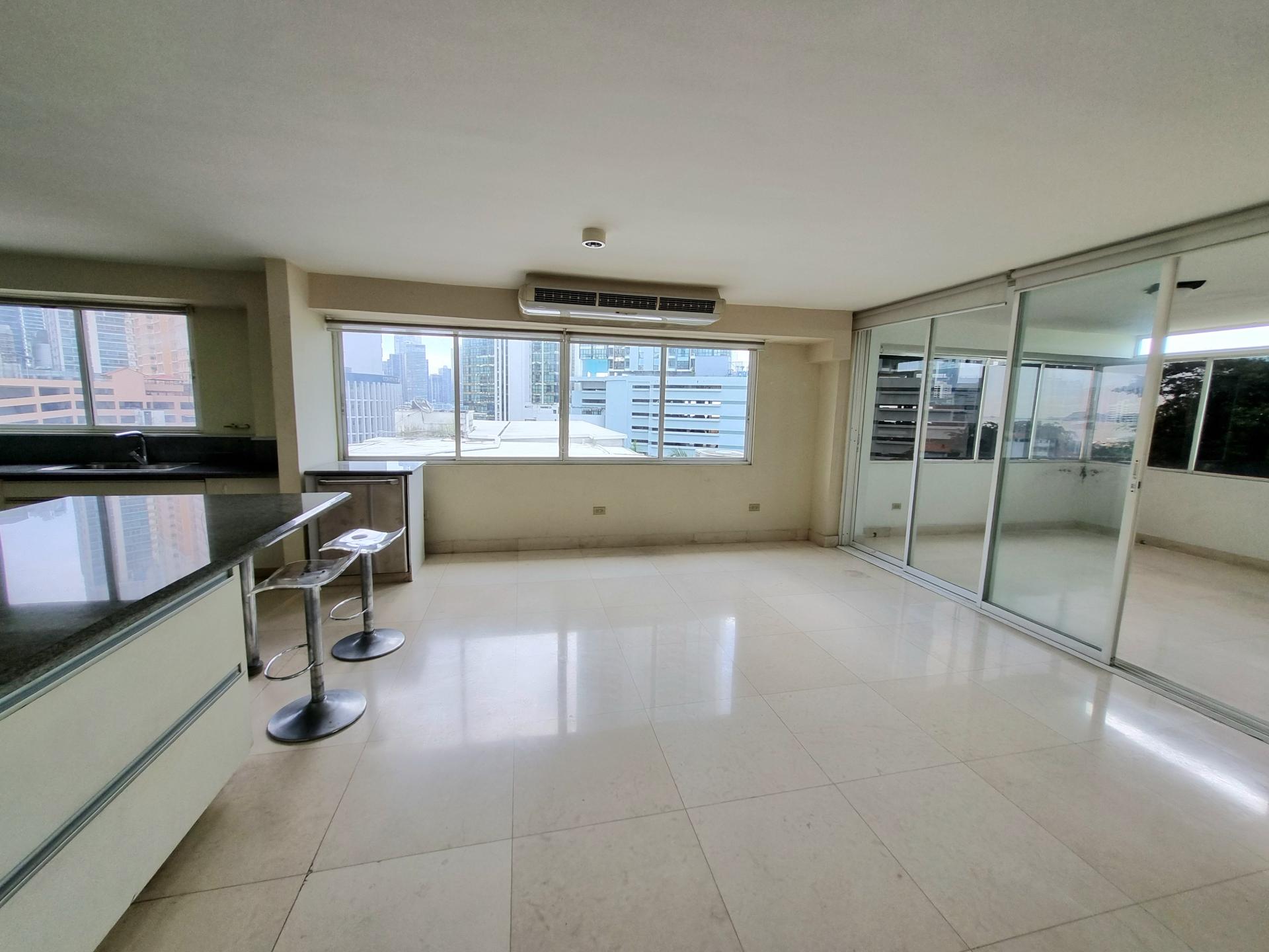 Vista del Este, in front of Urraca Park, 2 BDR, spacious and bright.