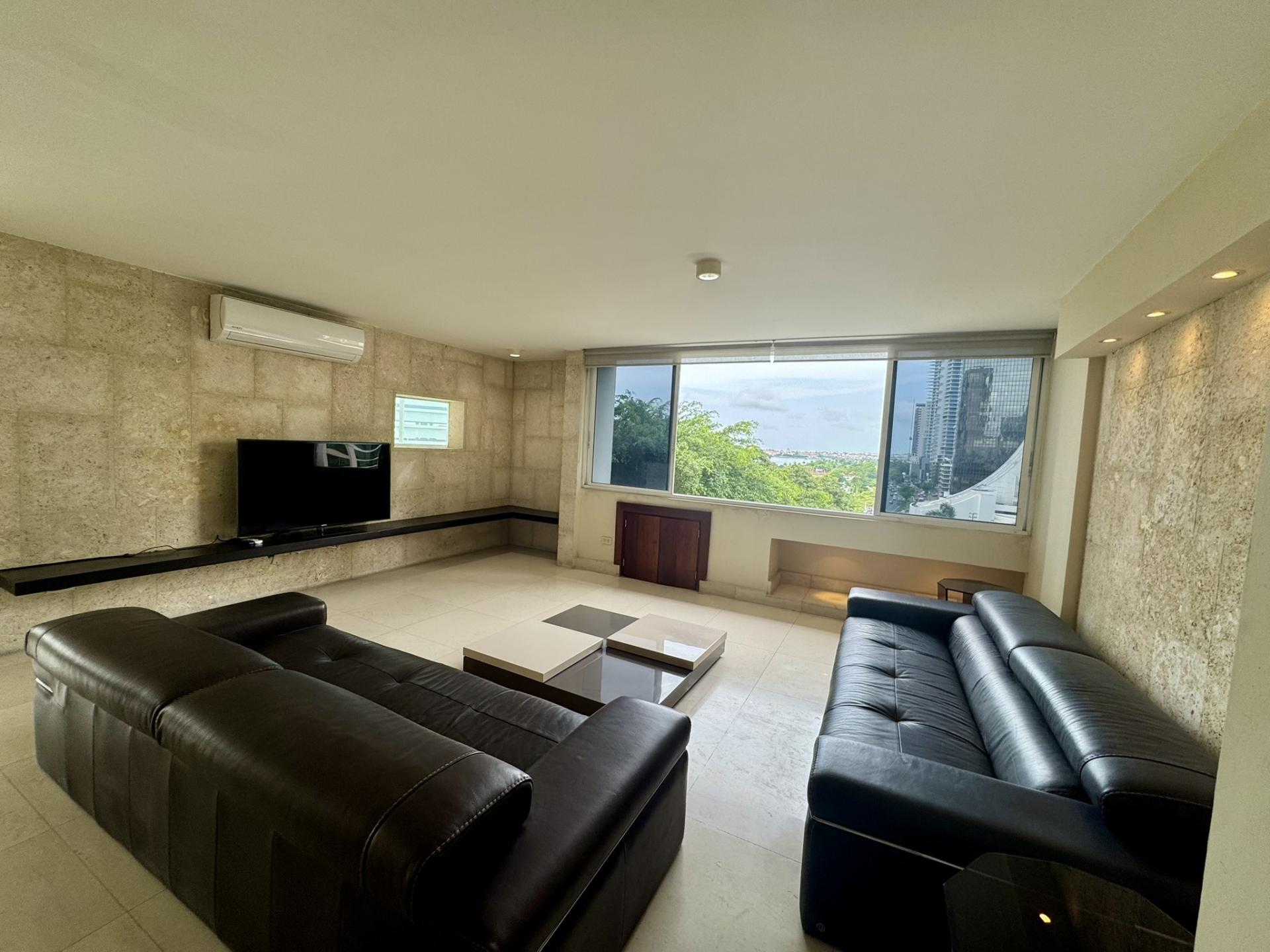Vista del Este, in front of Urraca Park, 2 BDR, spacious and bright.