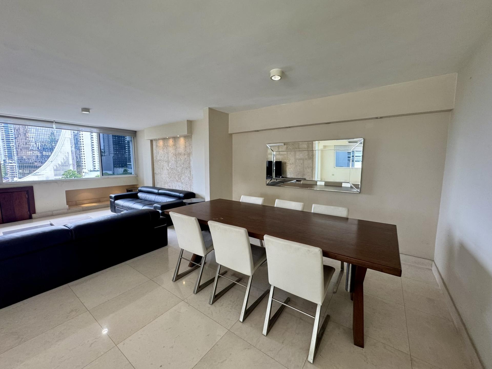 Vista del Este, in front of Urraca Park, 2 BDR, spacious and bright.
