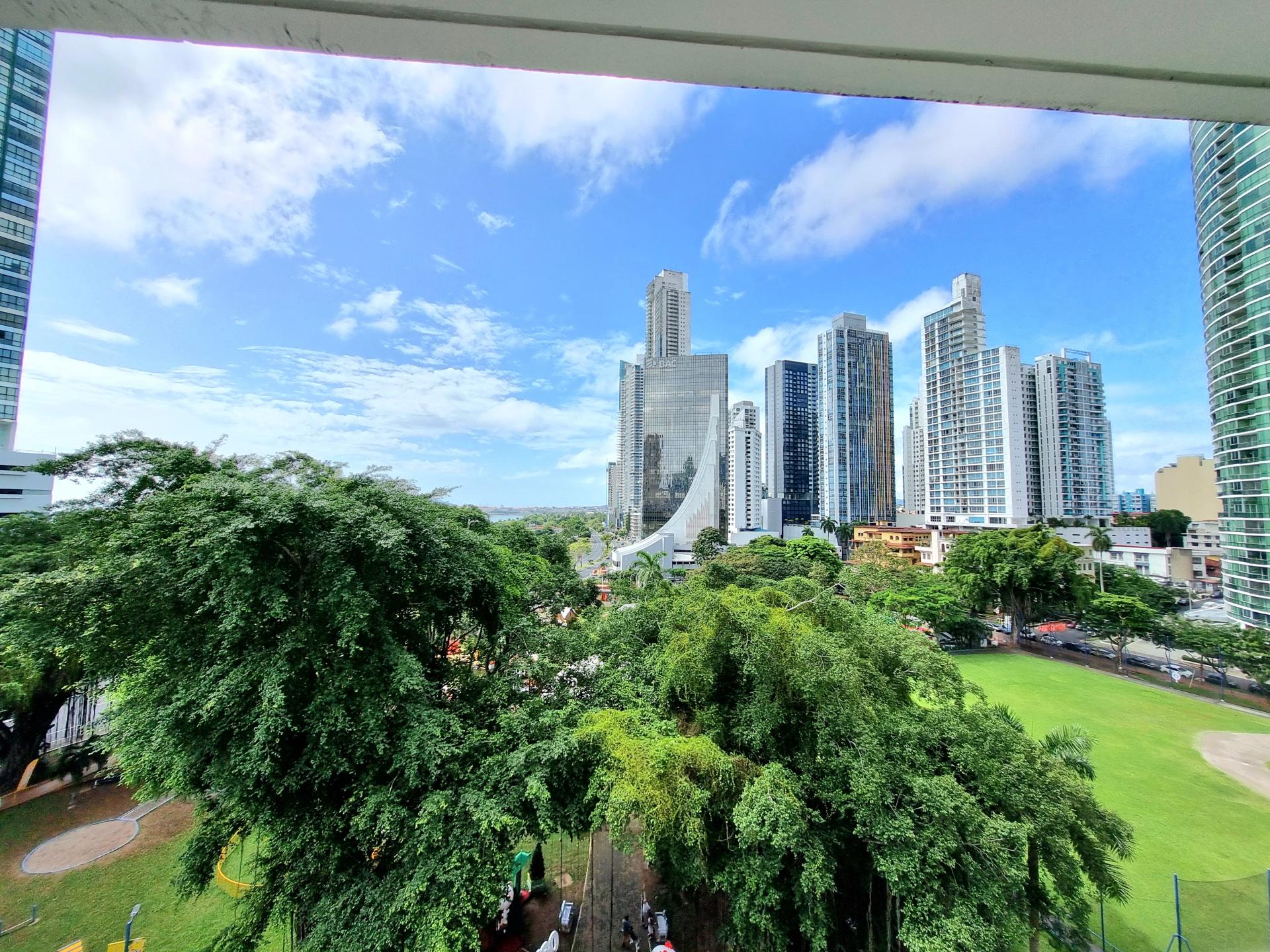 Vista del Este, frente al parque Urraca, dos habitaciones, amplio y luminoso.