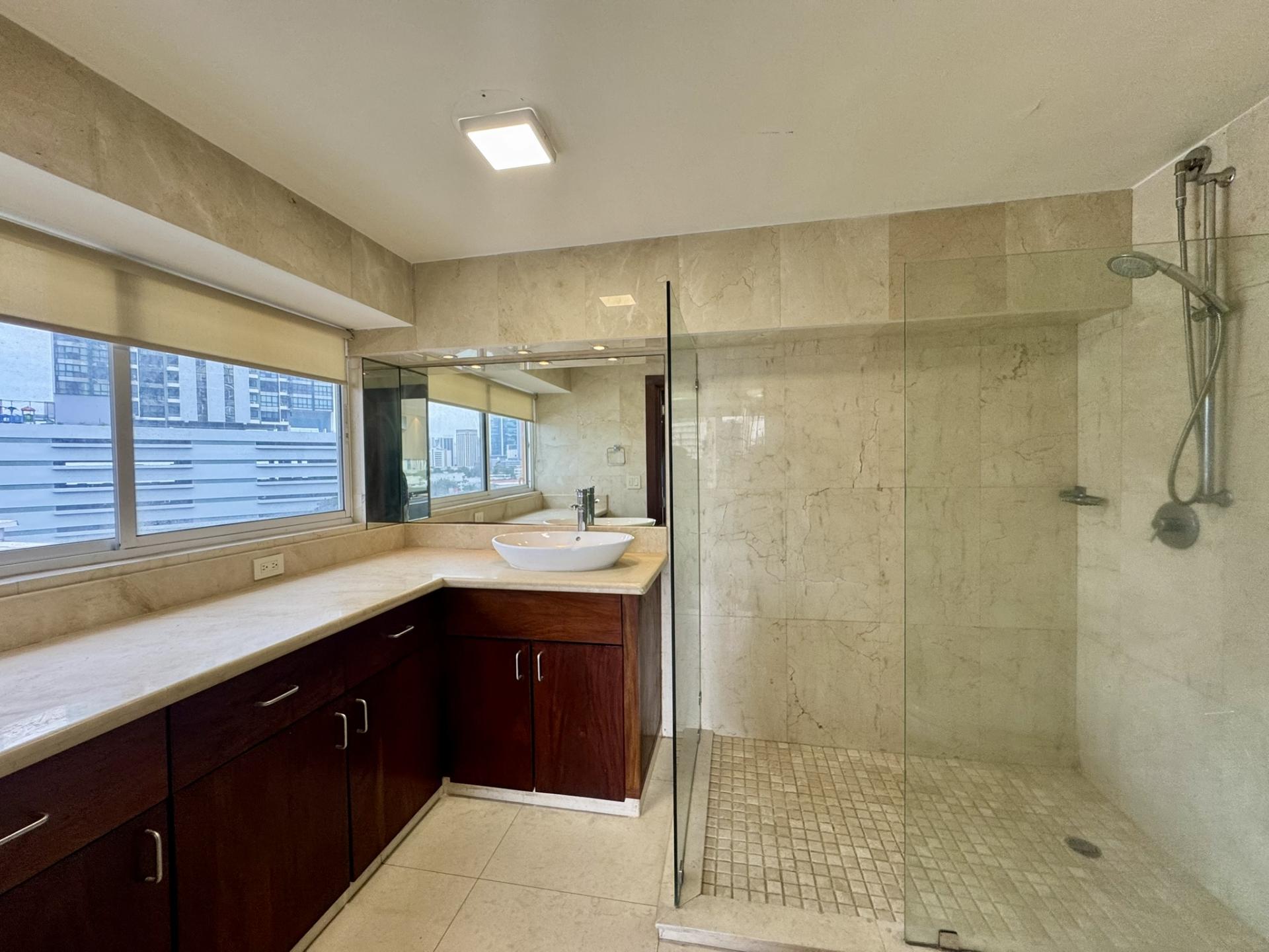 Vista del Este, in front of Urraca Park, 2 BDR, spacious and bright.