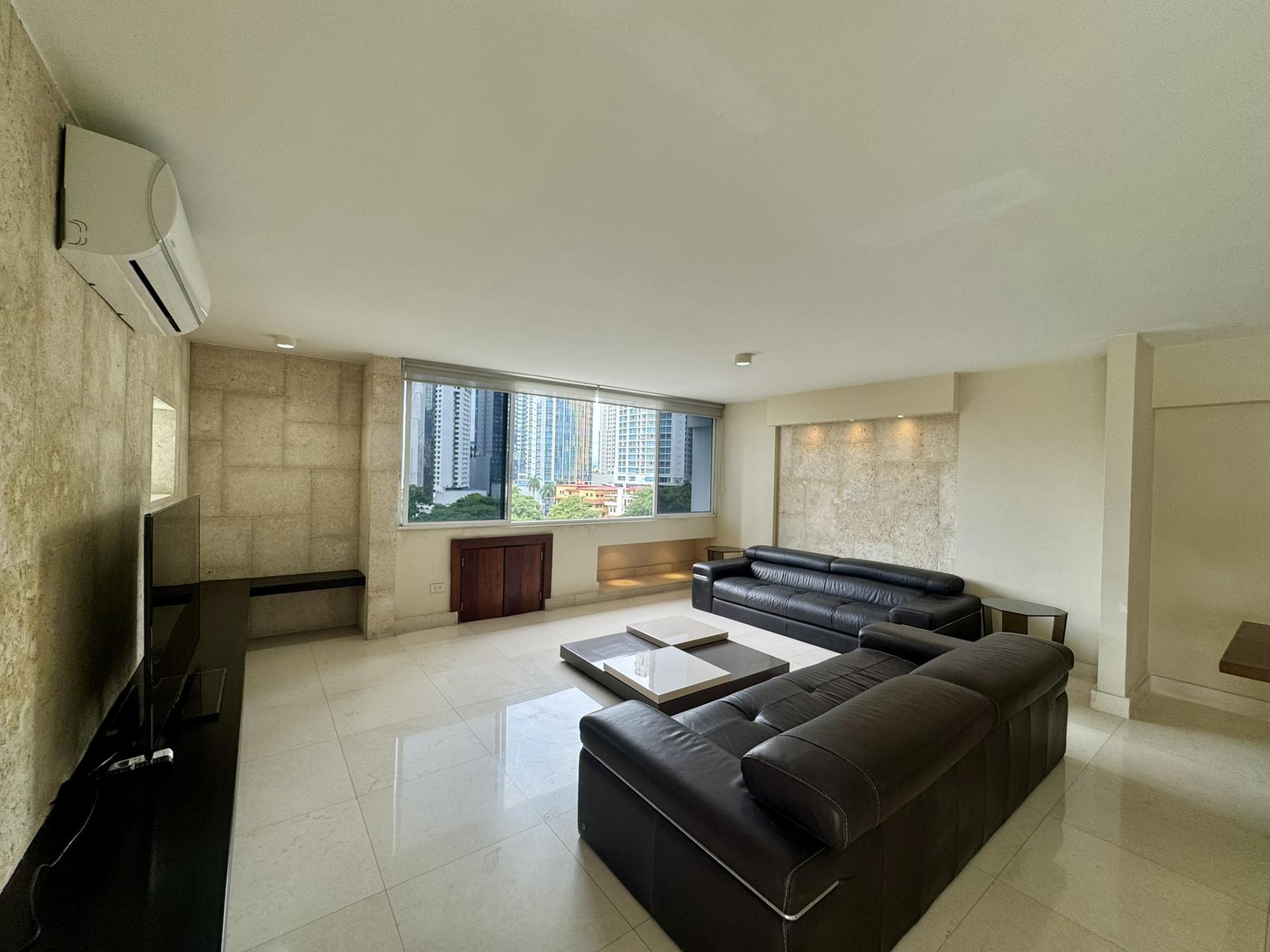 Vista del Este, in front of Urraca Park, 2 BDR, spacious and bright.
