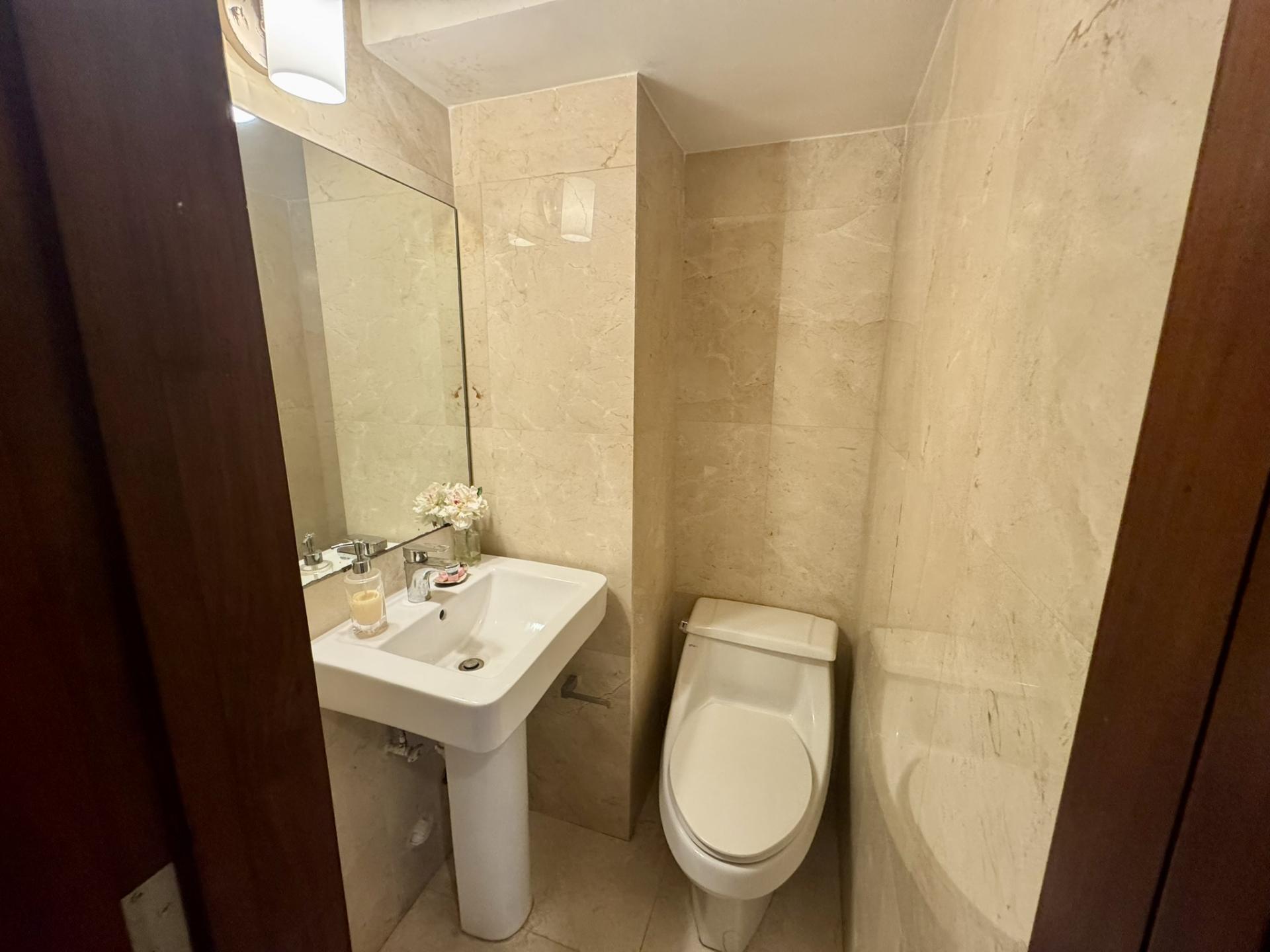 Vista del Este, in front of Urraca Park, 2 BDR, spacious and bright.
