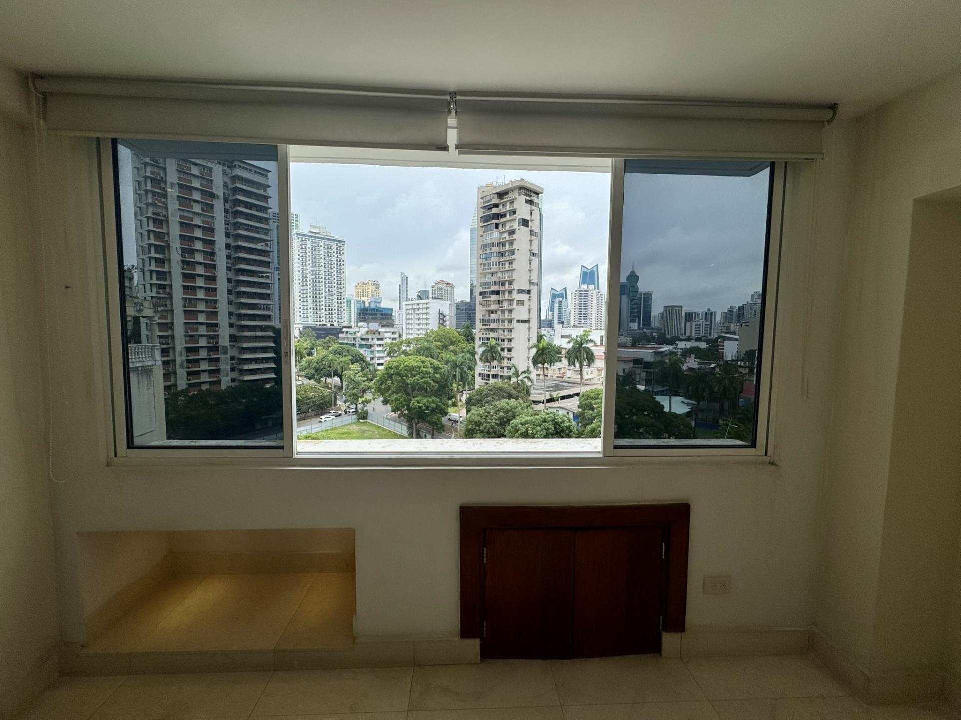 Vista del Este, in front of Urraca Park, 2 BDR, spacious and bright.