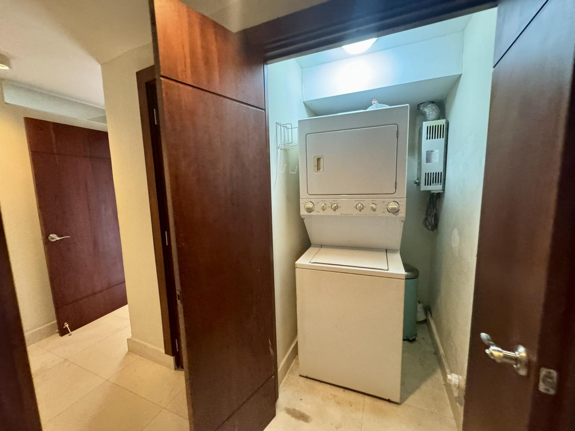 Vista del Este, in front of Urraca Park, 2 BDR, spacious and bright.