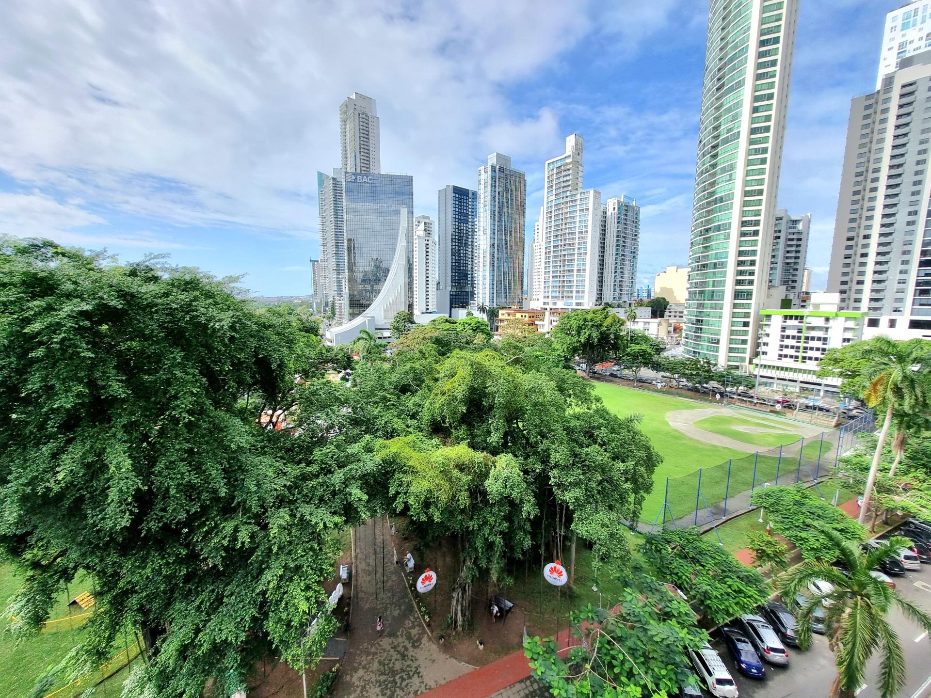 Vista del Este, frente al parque Urraca, dos habitaciones, amplio y luminoso.