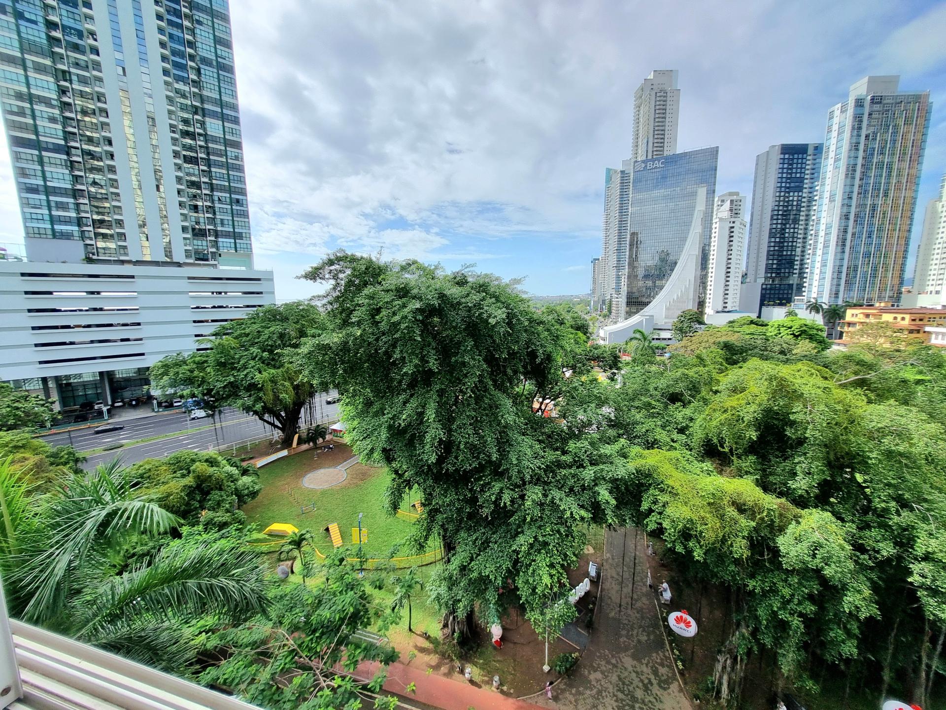 Vista del Este, frente al parque Urraca, dos habitaciones, amplio y luminoso.