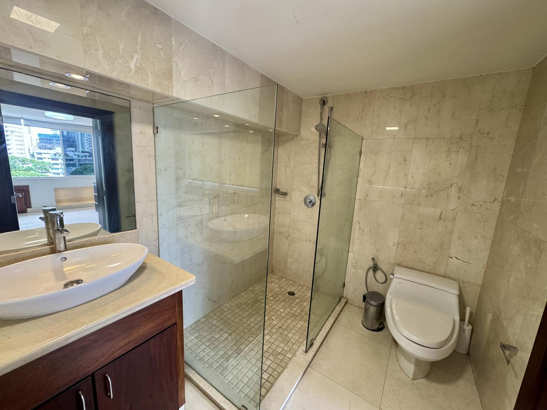 Vista del Este, in front of Urraca Park, 2 BDR, spacious and bright.
