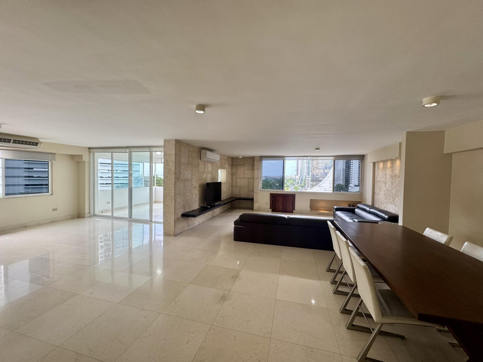 Vista del Este, in front of Urraca Park, 2 BDR, spacious and bright.