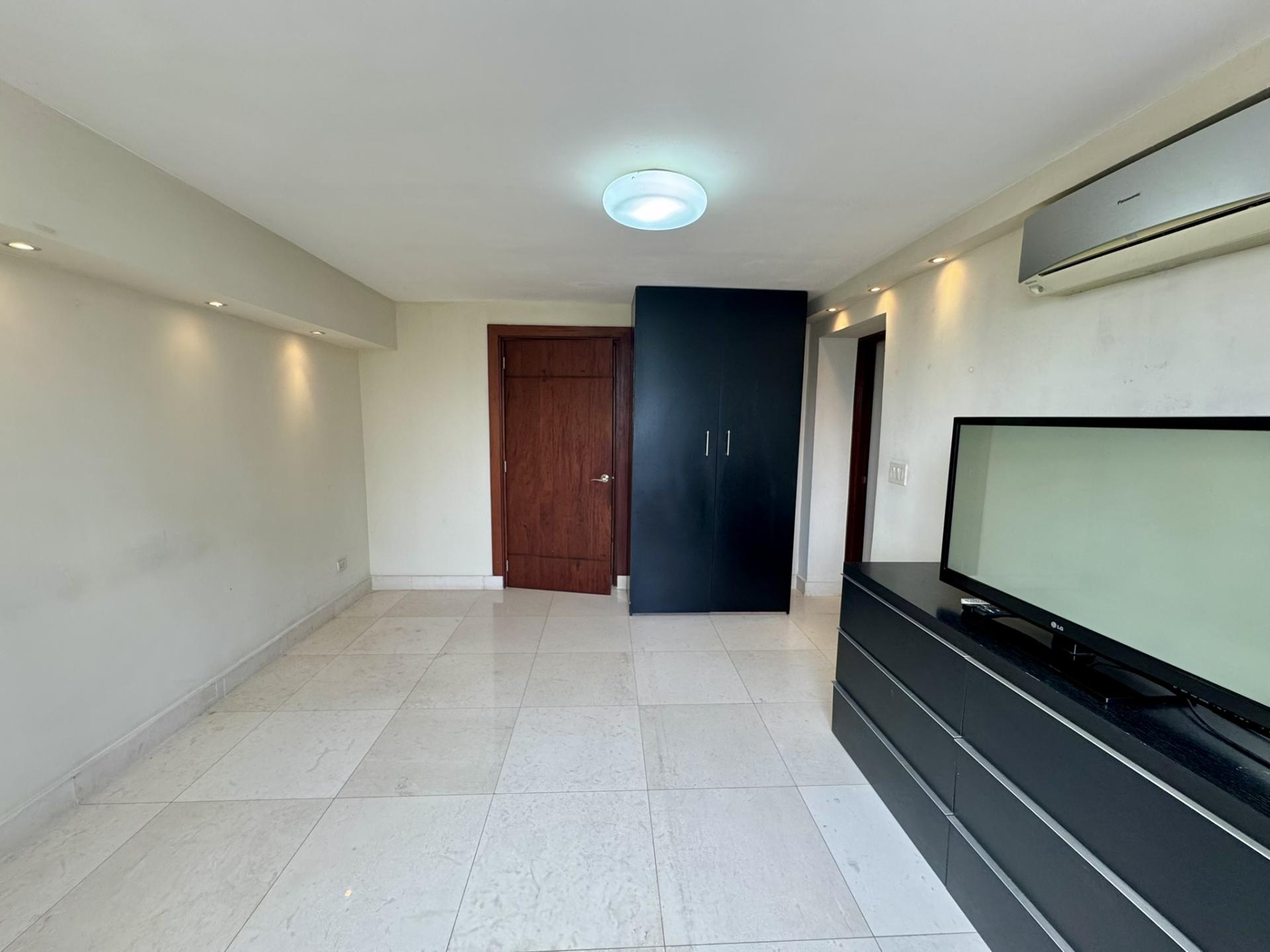 Vista del Este, in front of Urraca Park, 2 BDR, spacious and bright.
