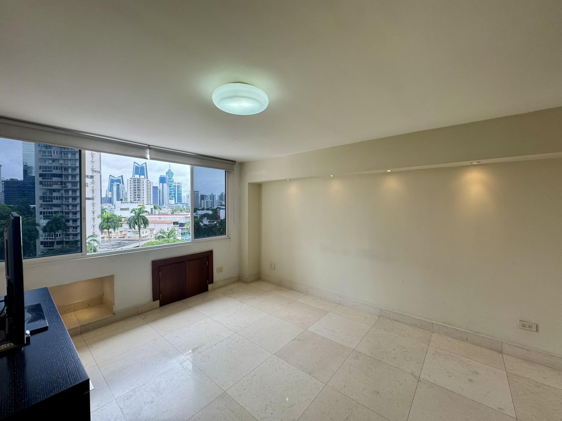 Vista del Este, in front of Urraca Park, 2 BDR, spacious and bright.